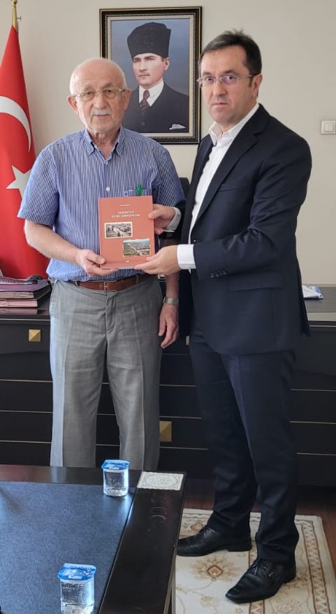 Eski Milli Eğitim Müdürü Seyfi GÜNAÇTI İmzalı Kitabını Takdim Etti